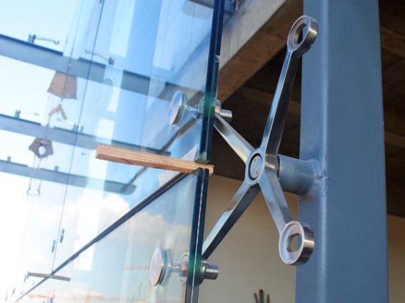 Fixed glazing - spider rotule