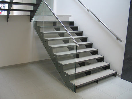 Handlaufhalter an die Wand